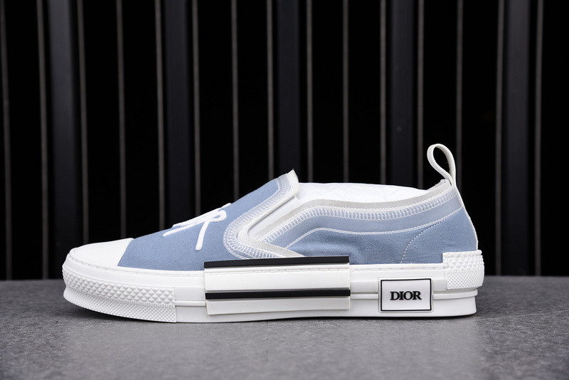 DR B23 Low Top Sneaker
